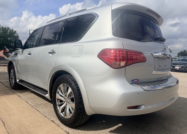 INFINITI QX80 Vehicle Full-screen Gallery Image 05