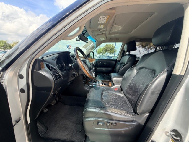 INFINITI QX80 Vehicle Full-screen Gallery Image 07