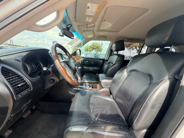 INFINITI QX80 Vehicle Full-screen Gallery Image 08