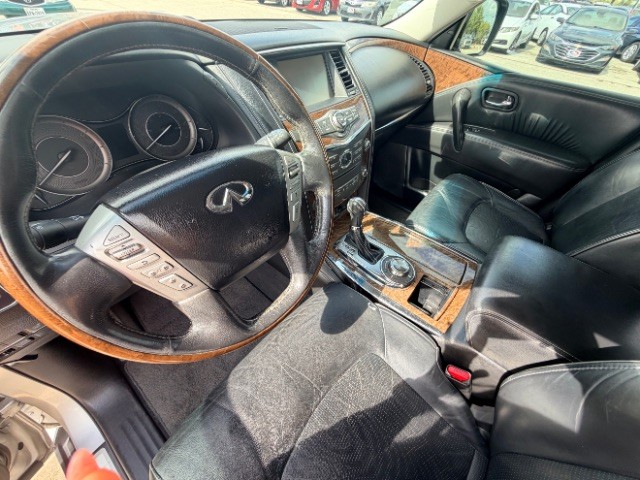 INFINITI QX80 Vehicle Full-screen Gallery Image 09