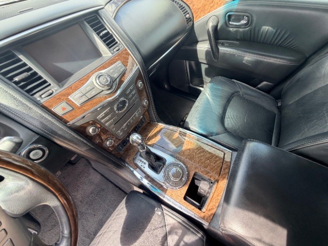 INFINITI QX80 Vehicle Full-screen Gallery Image 10