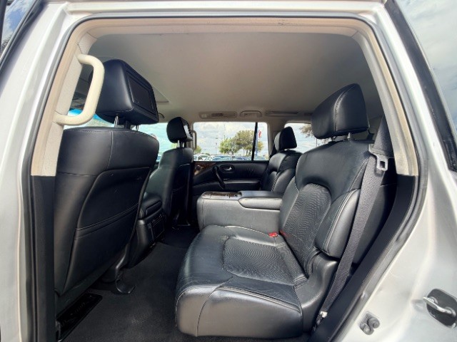 INFINITI QX80 Vehicle Full-screen Gallery Image 11