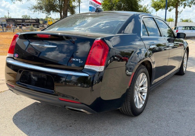 Chrysler 300 Vehicle Full-screen Gallery Image 04