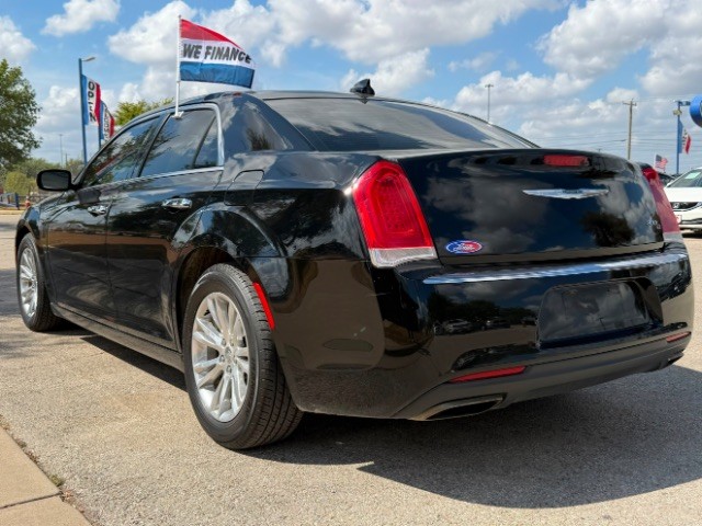 Chrysler 300 Vehicle Full-screen Gallery Image 05