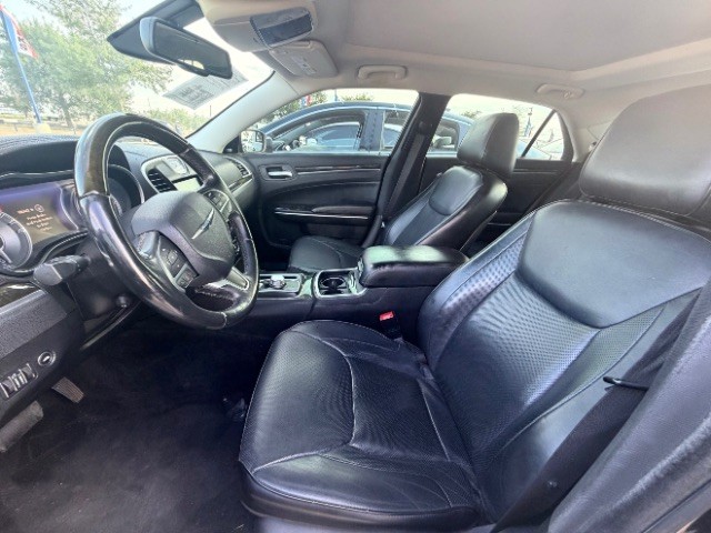 Chrysler 300 Vehicle Full-screen Gallery Image 07