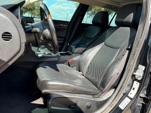 Chrysler 300 Vehicle Full-screen Gallery Image 08