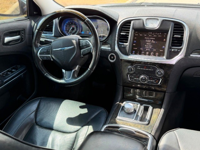 Chrysler 300 Vehicle Full-screen Gallery Image 09