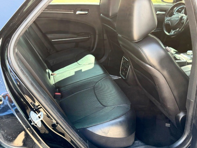 Chrysler 300 Vehicle Full-screen Gallery Image 10
