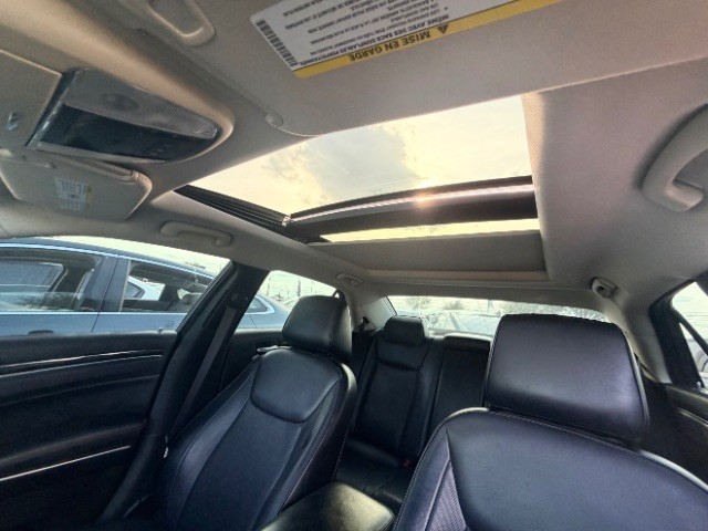 Chrysler 300 Vehicle Full-screen Gallery Image 11