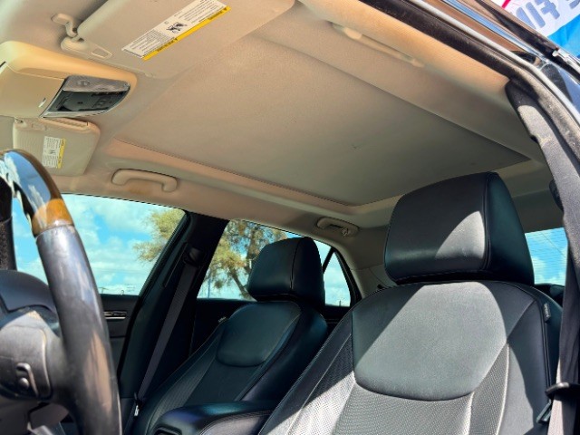 Chrysler 300 Vehicle Full-screen Gallery Image 12