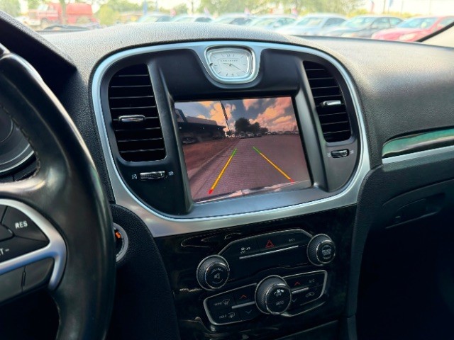 Chrysler 300 Vehicle Full-screen Gallery Image 13