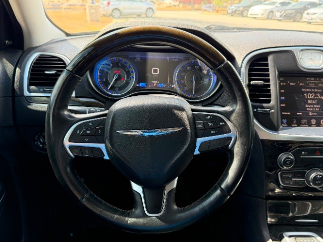 Chrysler 300 Vehicle Full-screen Gallery Image 14