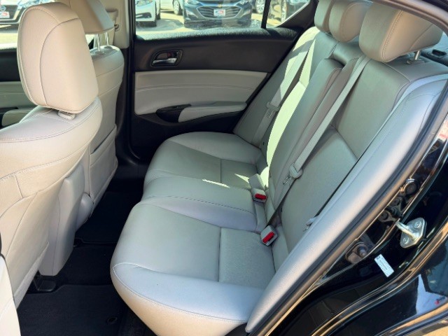 Acura ILX Vehicle Full-screen Gallery Image 09