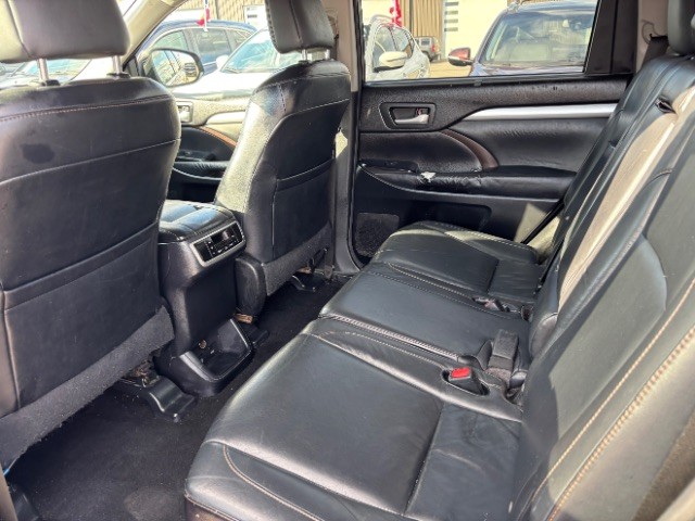 Toyota Highlander Vehicle Full-screen Gallery Image 06