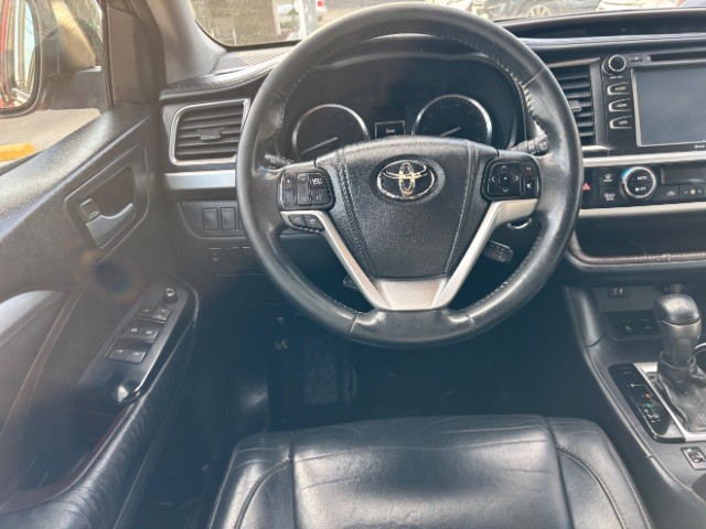 Toyota Highlander Vehicle Full-screen Gallery Image 08