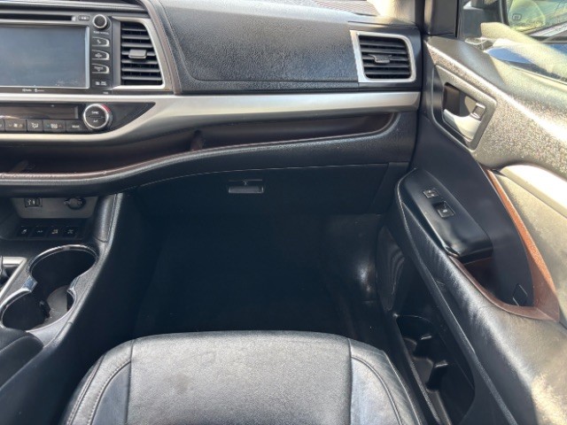 Toyota Highlander Vehicle Full-screen Gallery Image 09