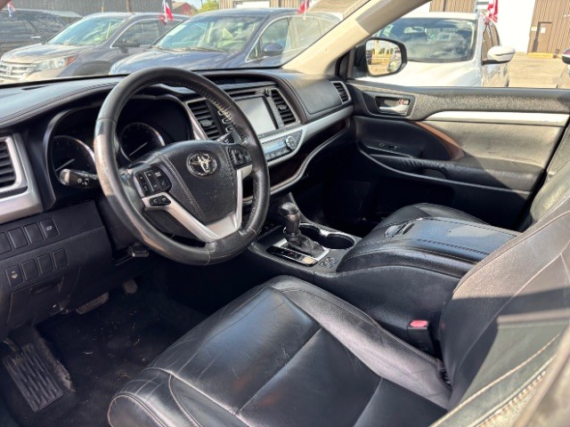 Toyota Highlander Vehicle Full-screen Gallery Image 11