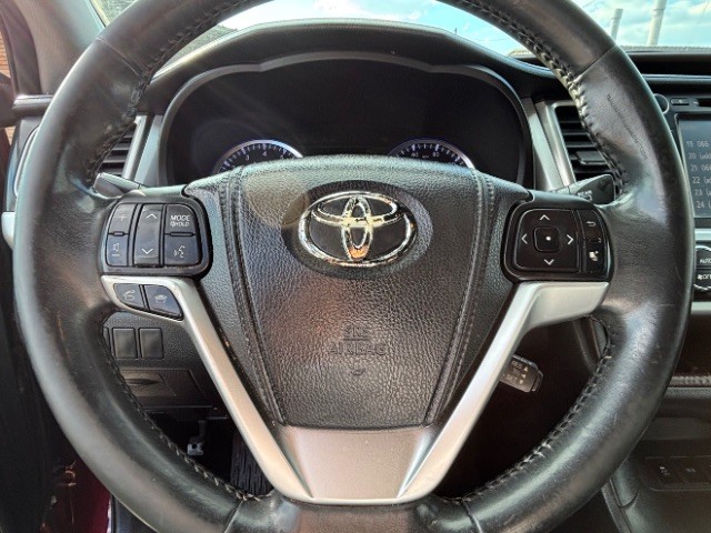 Toyota Highlander Vehicle Full-screen Gallery Image 13
