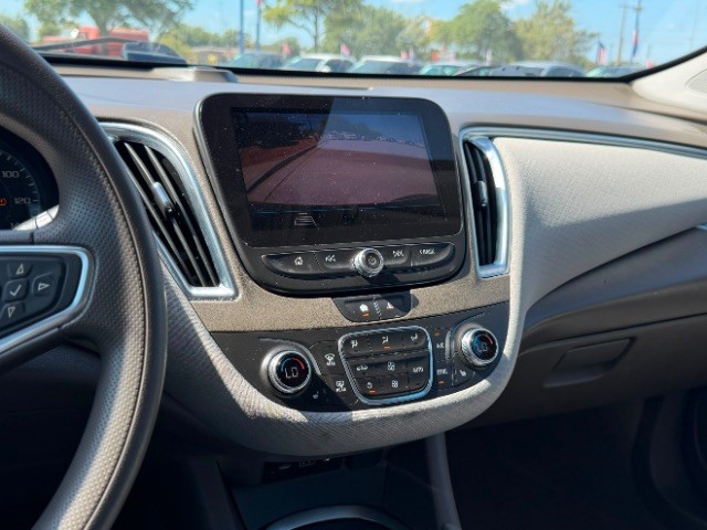 Chevrolet Malibu Vehicle Full-screen Gallery Image 10