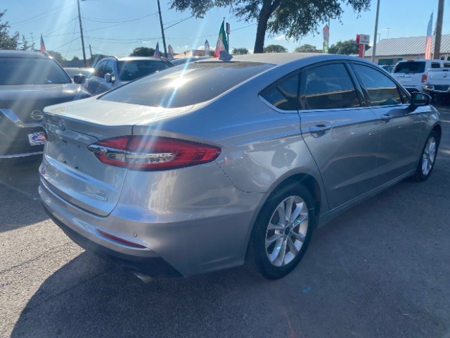 Ford Fusion Vehicle Full-screen Gallery Image 04