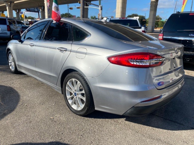 Ford Fusion Vehicle Full-screen Gallery Image 05