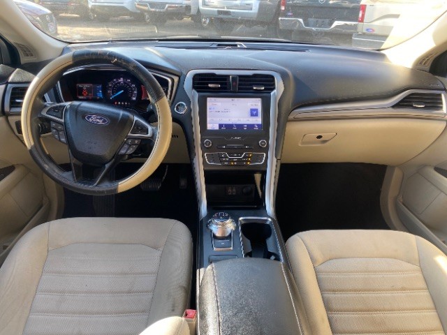 Ford Fusion Vehicle Full-screen Gallery Image 06