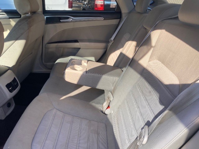 Ford Fusion Vehicle Full-screen Gallery Image 07