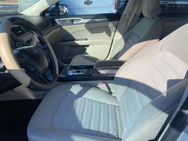 Ford Fusion Vehicle Full-screen Gallery Image 08