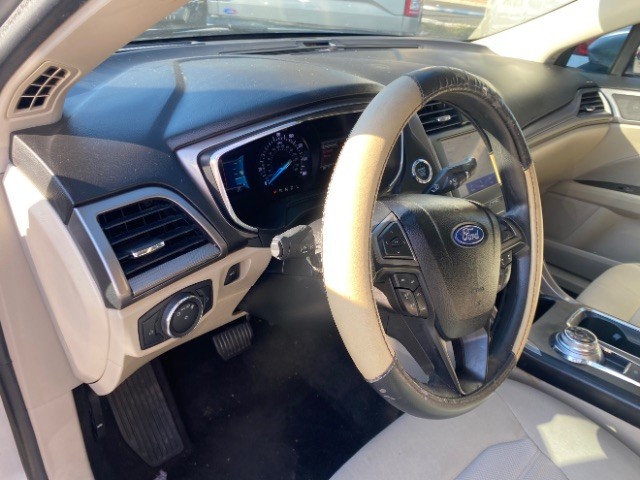 Ford Fusion Vehicle Full-screen Gallery Image 09