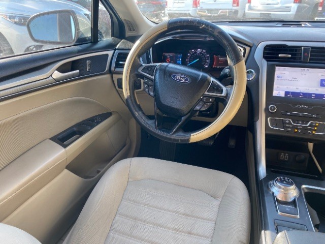 Ford Fusion Vehicle Full-screen Gallery Image 11