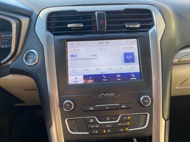 Ford Fusion Vehicle Full-screen Gallery Image 12