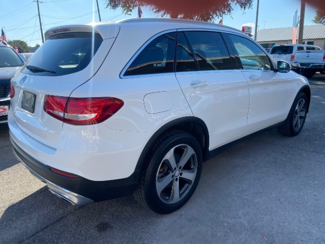 Mercedes-Benz GLC Vehicle Full-screen Gallery Image 04