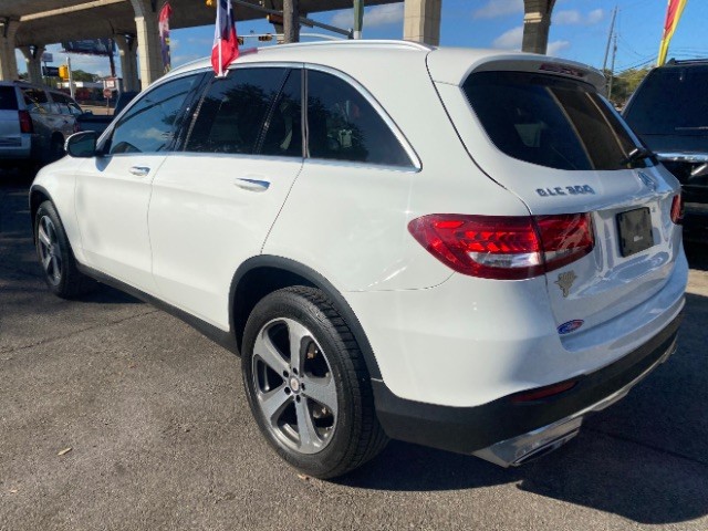 Mercedes-Benz GLC Vehicle Full-screen Gallery Image 05