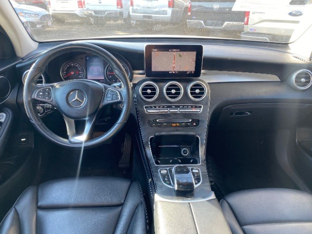 Mercedes-Benz GLC Vehicle Full-screen Gallery Image 06
