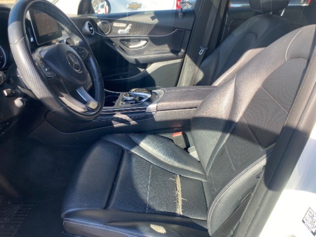 Mercedes-Benz GLC Vehicle Full-screen Gallery Image 08