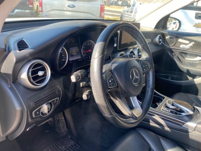 Mercedes-Benz GLC Vehicle Full-screen Gallery Image 09