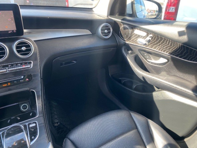 Mercedes-Benz GLC Vehicle Full-screen Gallery Image 11