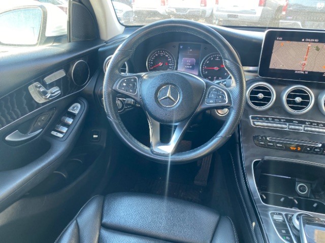 Mercedes-Benz GLC Vehicle Full-screen Gallery Image 12