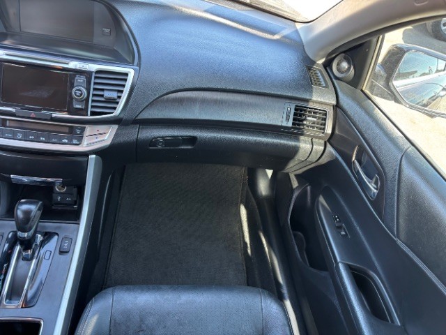Honda Accord Sedan Vehicle Full-screen Gallery Image 09