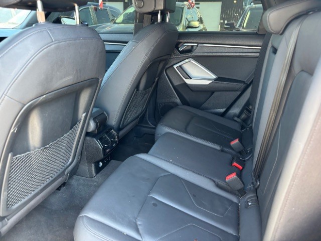 Audi Q3 Vehicle Full-screen Gallery Image 06
