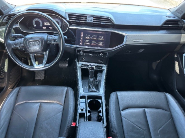 Audi Q3 Vehicle Full-screen Gallery Image 07