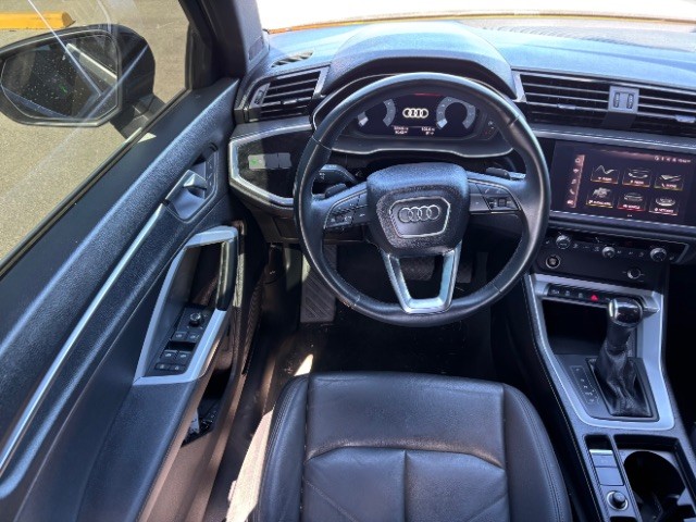 Audi Q3 Vehicle Full-screen Gallery Image 08