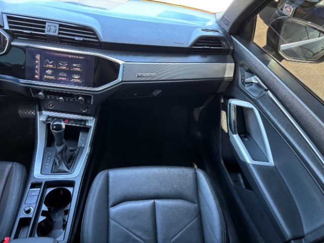 Audi Q3 Vehicle Full-screen Gallery Image 09