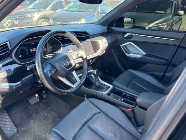 Audi Q3 Vehicle Full-screen Gallery Image 11