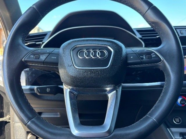 Audi Q3 Vehicle Full-screen Gallery Image 13