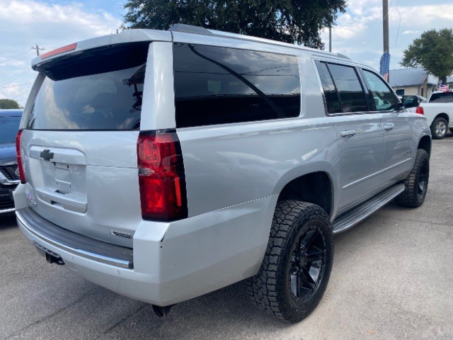 Chevrolet Suburban Vehicle Full-screen Gallery Image 04