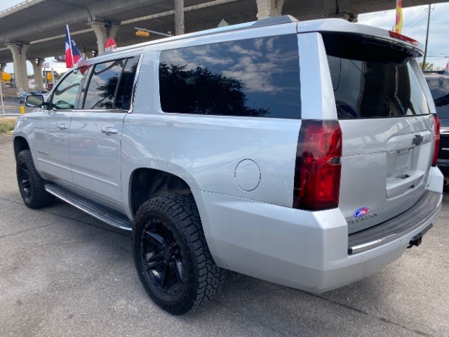 Chevrolet Suburban Vehicle Full-screen Gallery Image 05
