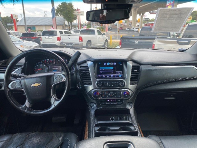 Chevrolet Suburban Vehicle Full-screen Gallery Image 06