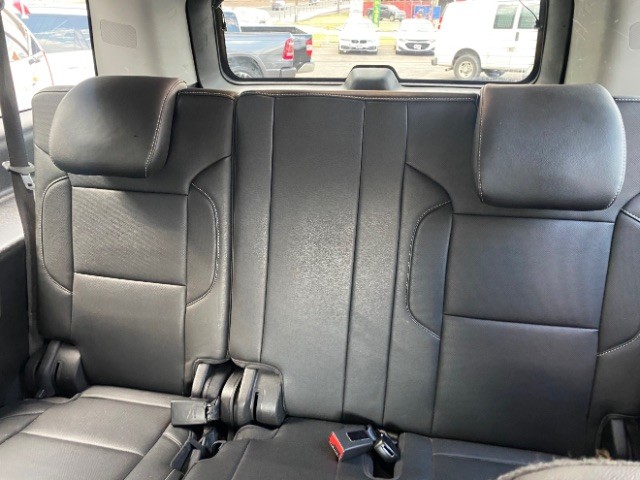 Chevrolet Suburban Vehicle Full-screen Gallery Image 07