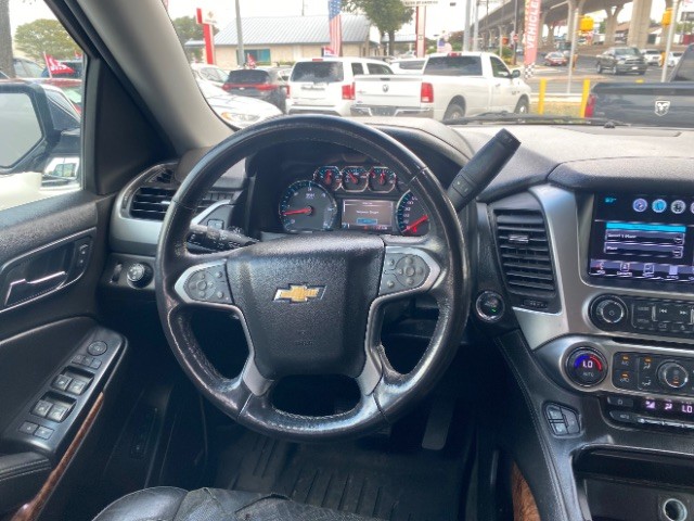 Chevrolet Suburban Vehicle Full-screen Gallery Image 12